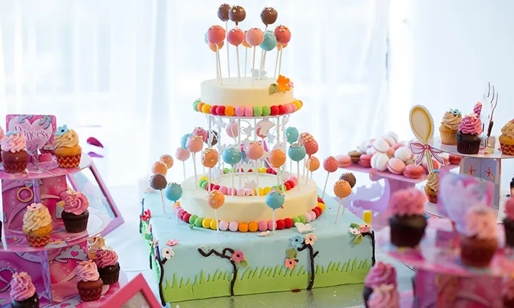 Cake pop balloon baby shower cake